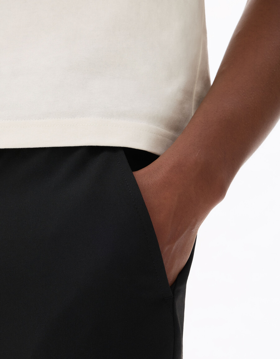 schwarze schmal geschnittene stretchhose in knöchellänge für den ganzen tag