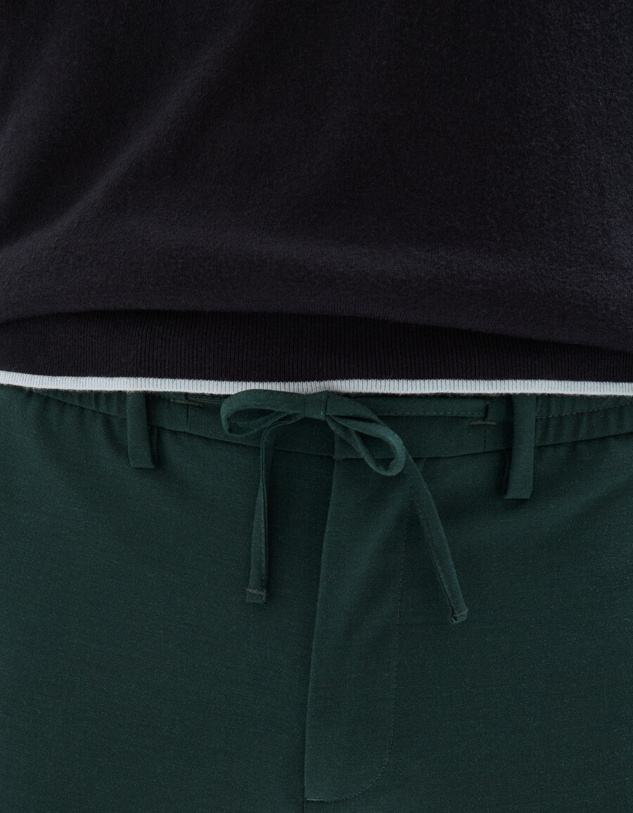 dunkelgrüne schmal geschnittene stretchhose in 78-länge für den ganzen tag