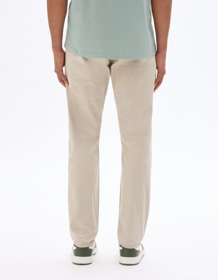 schmal geschnittene chino-hose aus stretch-baumwolle kurzelange ausführung