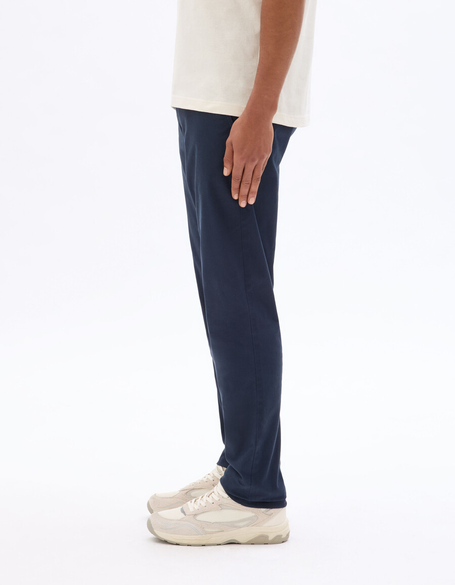 gerade geschnittene chino-hose aus stretch-baumwolle kurzelange ausführung