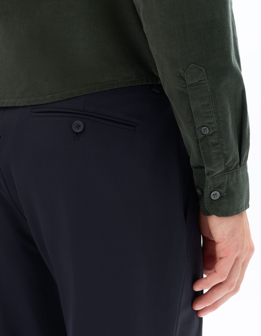 stretch-chino-hose aus technischem strick