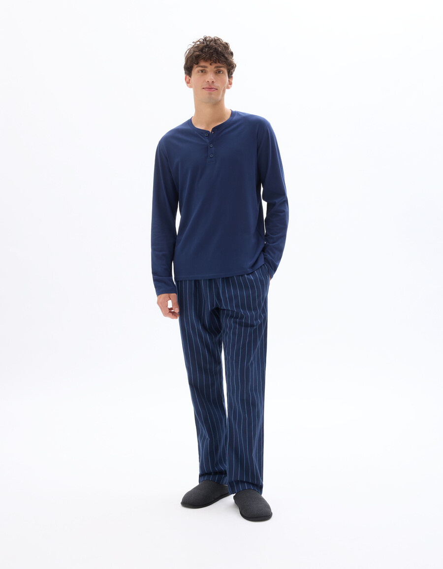 tennis-gestreiftes pyjama-oberteil und hose