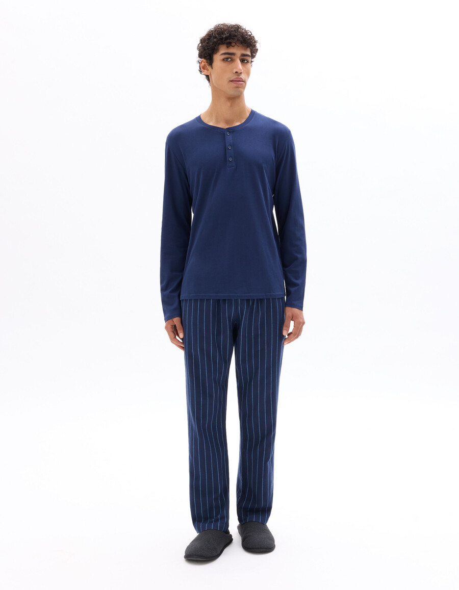 tennis-gestreiftes pyjama-oberteil und hose
