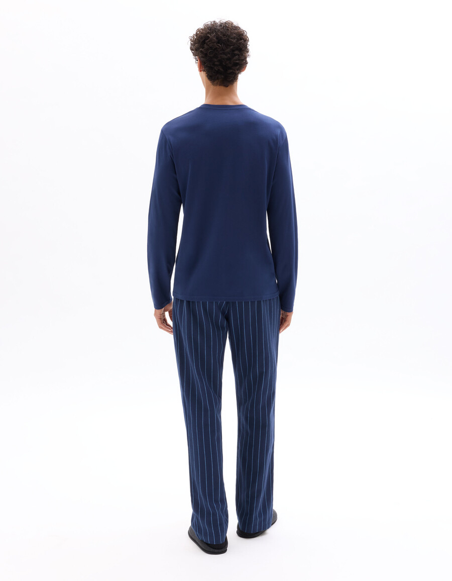 tennis-gestreiftes pyjama-oberteil und hose