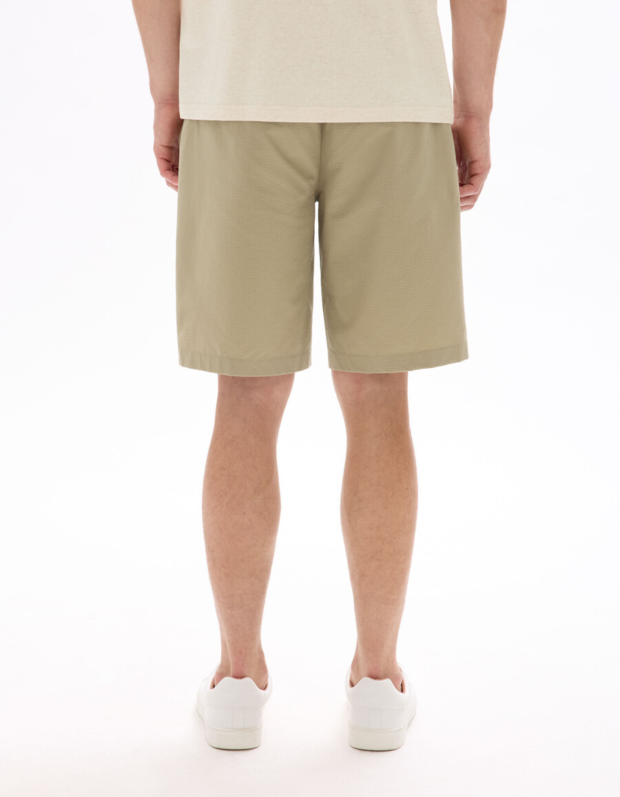 taupefarbene seersucker-bermudashorts