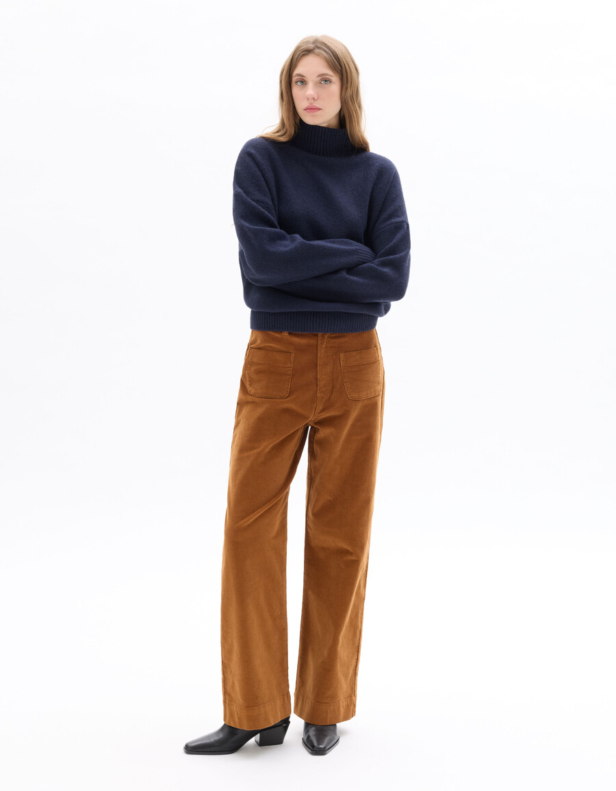rollkragenpullover aus luftgestricktem material
