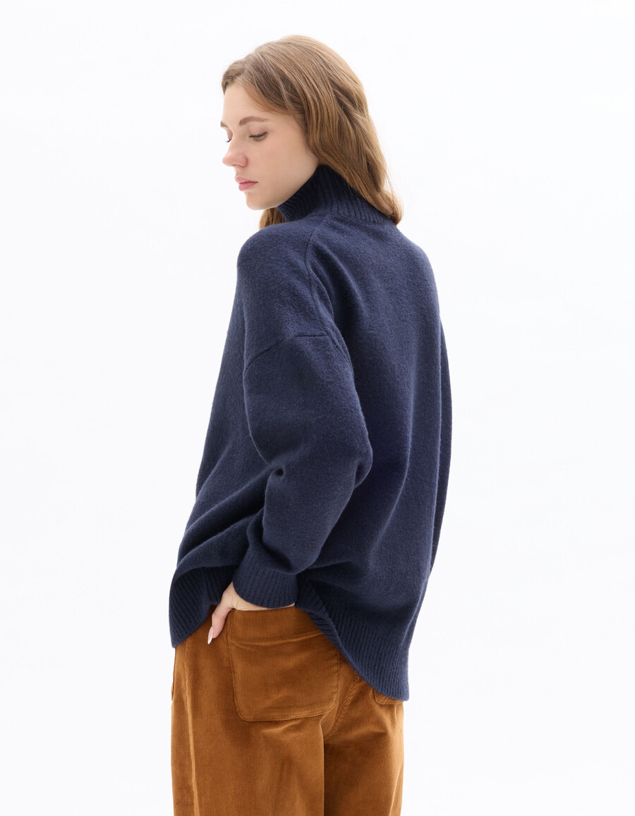 rollkragenpullover aus luftgestricktem material