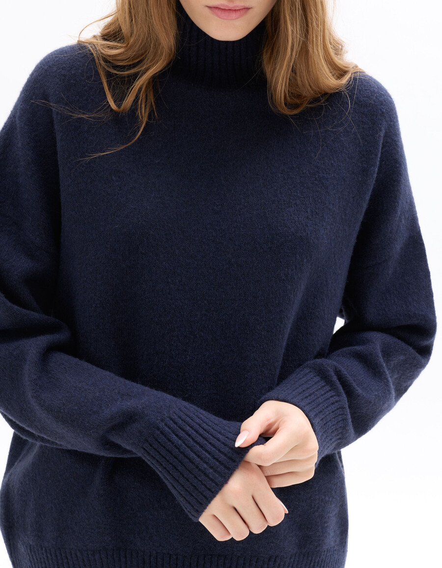 rollkragenpullover aus luftgestricktem material