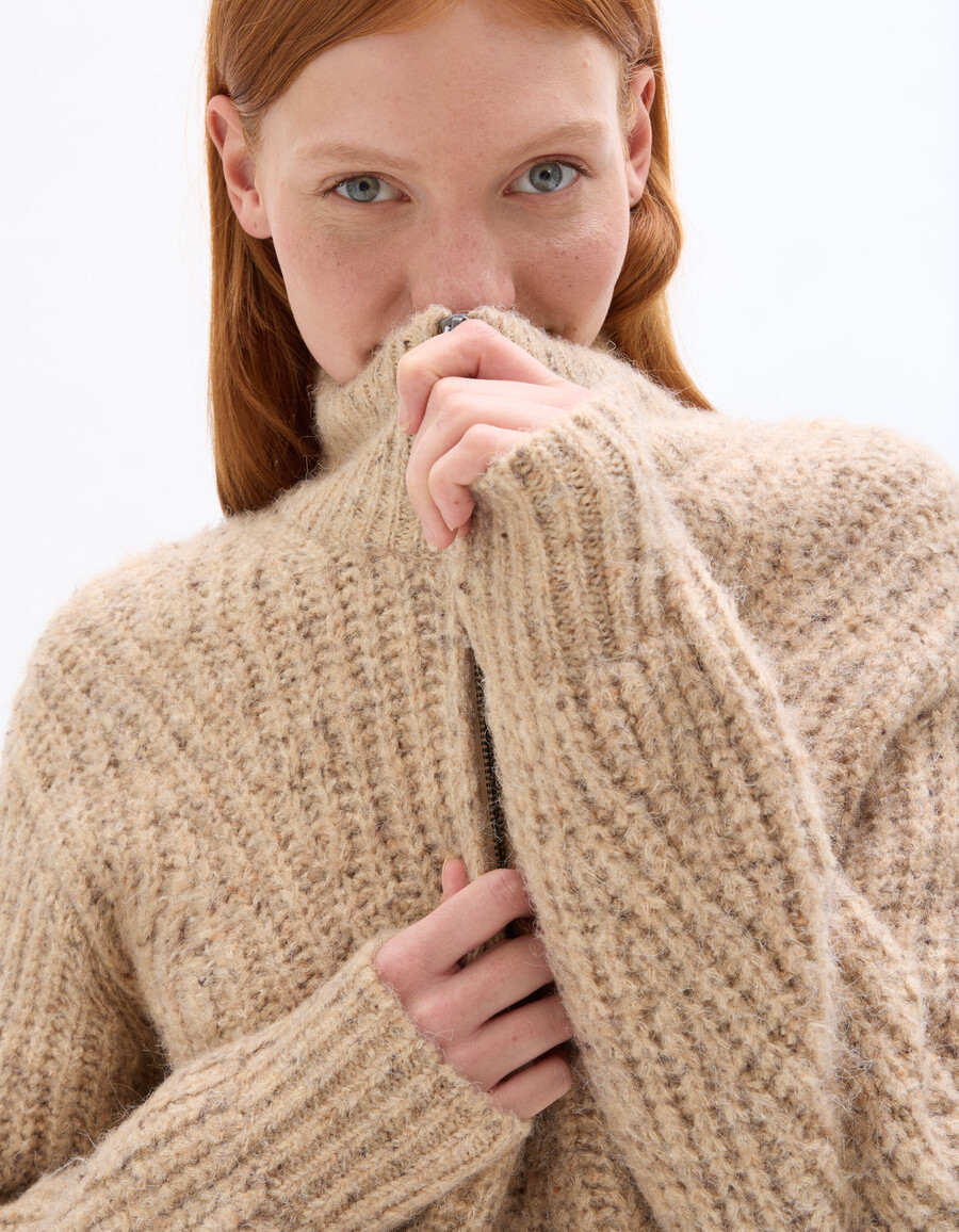 beigefarbener strickpullover im trucker-stil