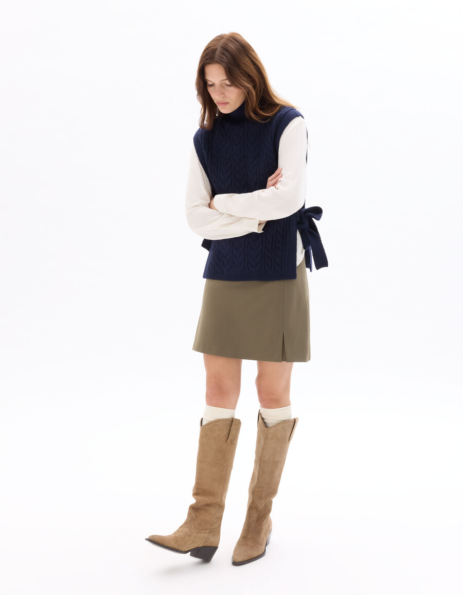 ärmelloser pullover mit hohem kragen und bindekragen