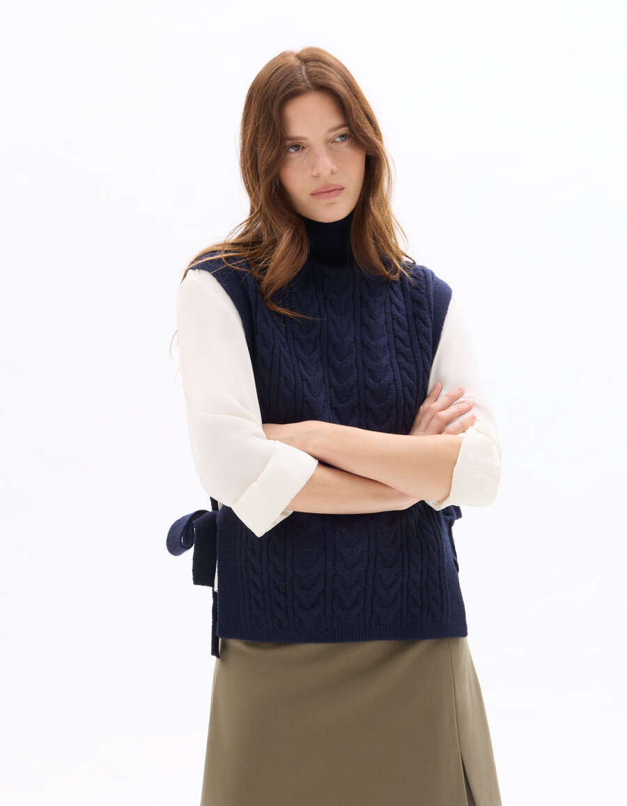 ärmelloser pullover mit hohem kragen und bindekragen