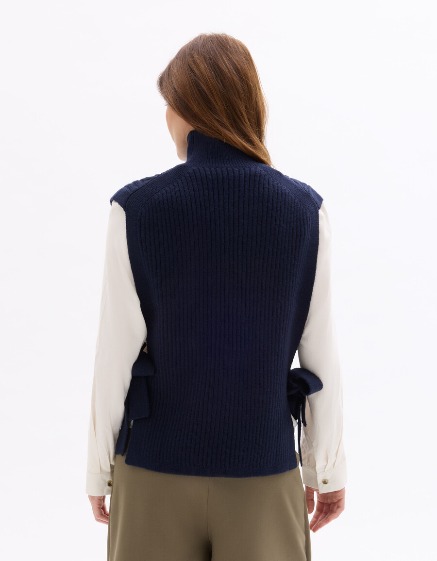 ärmelloser pullover mit hohem kragen und bindekragen