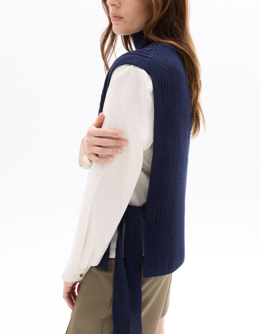 ärmelloser pullover mit hohem kragen und bindekragen