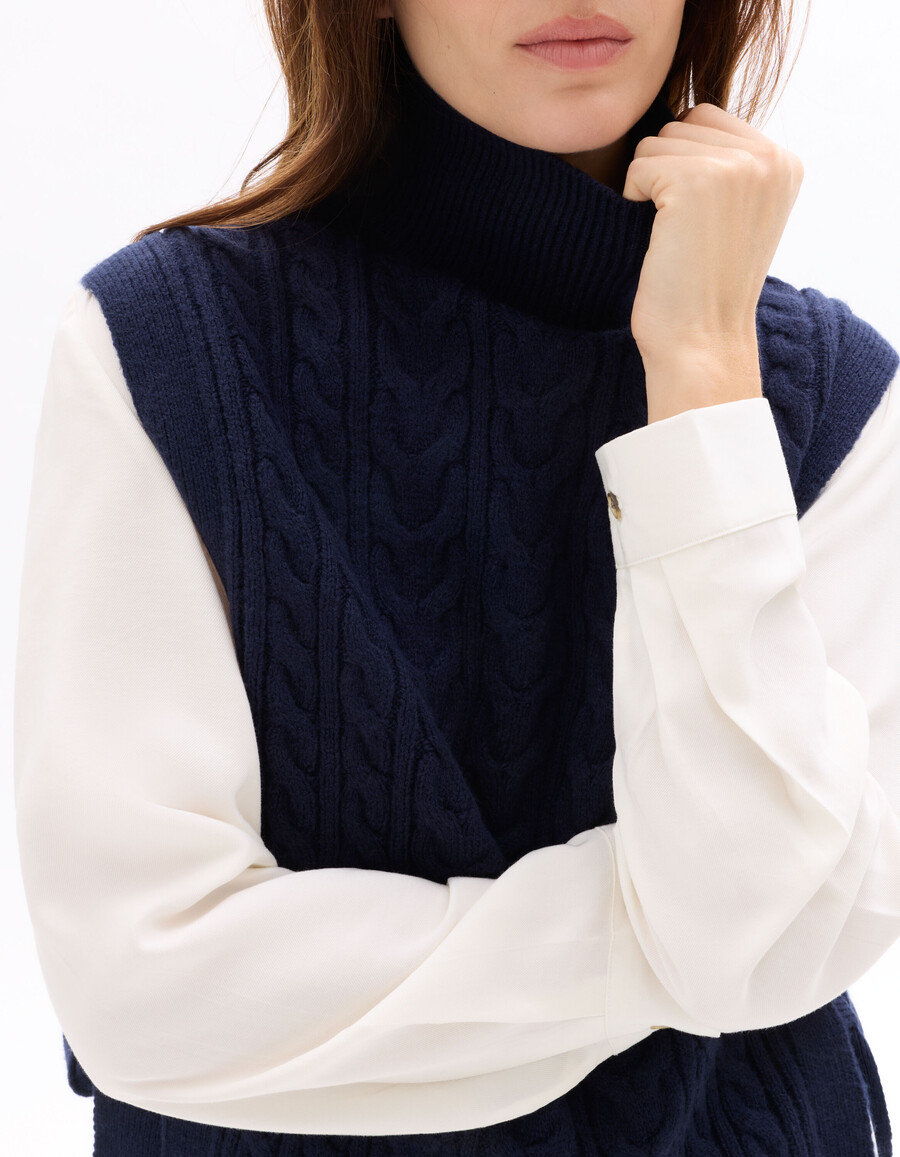 ärmelloser pullover mit hohem kragen und bindekragen
