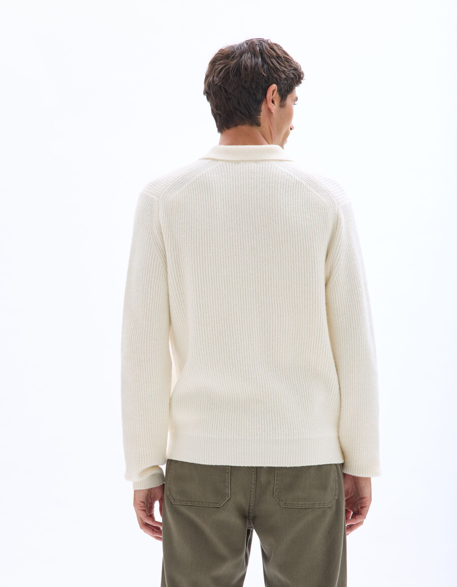 ecrufarbener strickpullover mit perlenbesatz und rollkragen