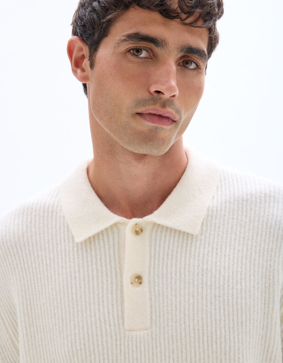 ecrufarbener strickpullover mit perlenbesatz und rollkragen