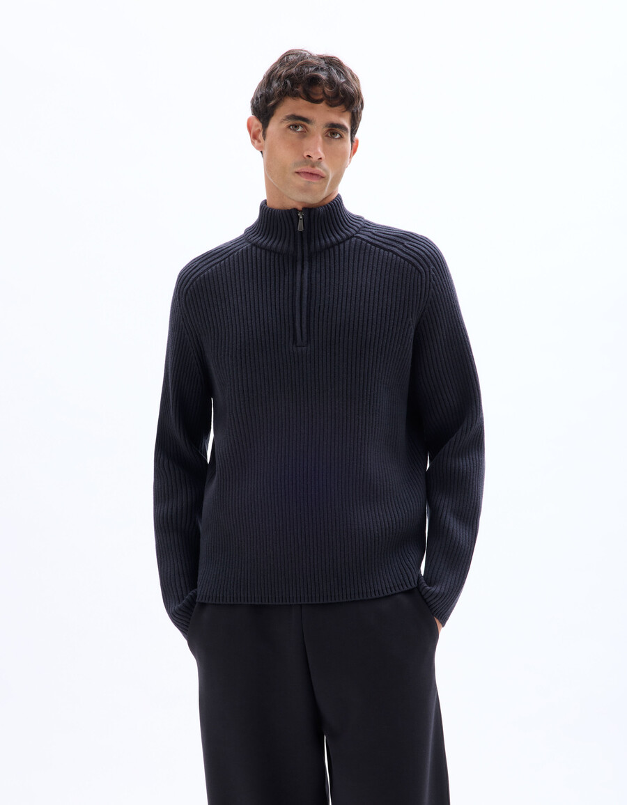 gerippter strickpullover mit truckerkragen