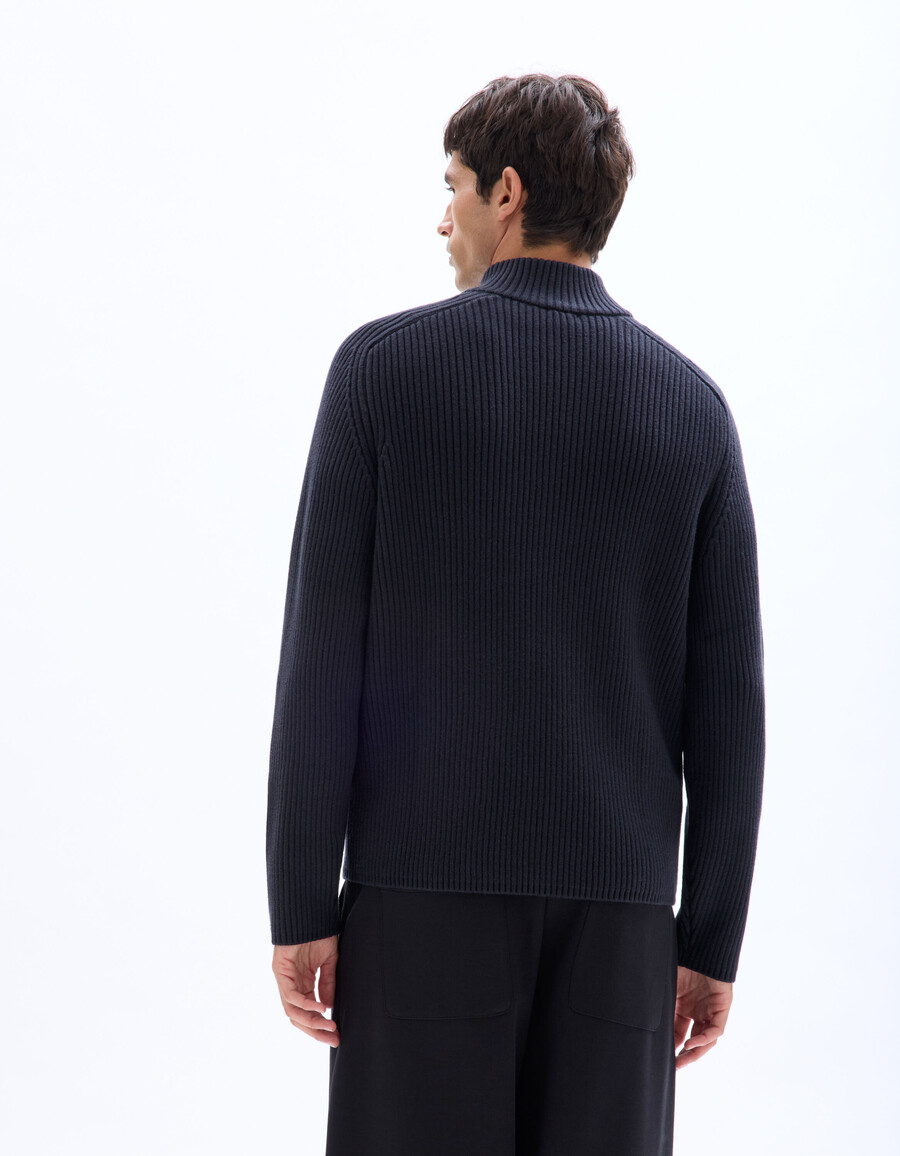 gerippter strickpullover mit truckerkragen