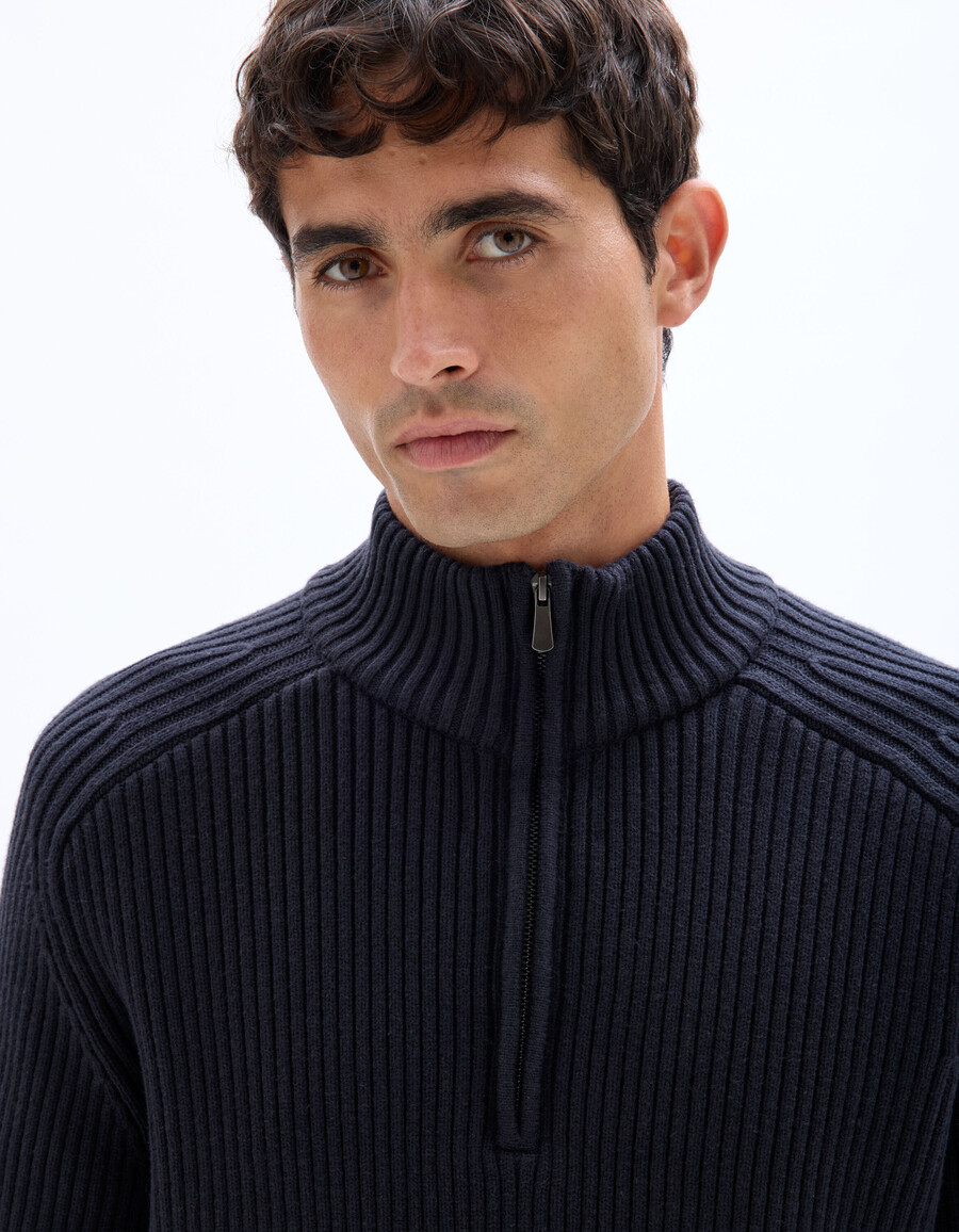 gerippter strickpullover mit truckerkragen