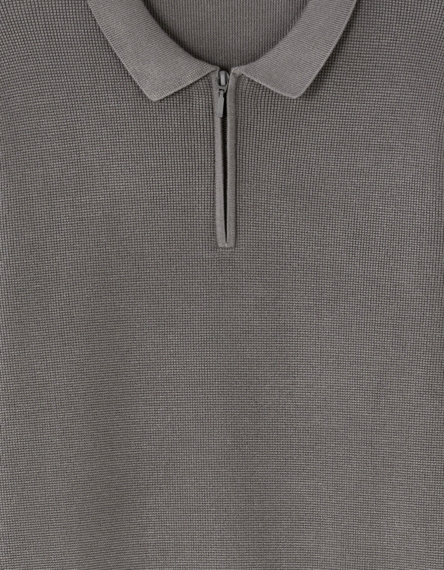 polo-pullover mit geprägtem reißverschluss