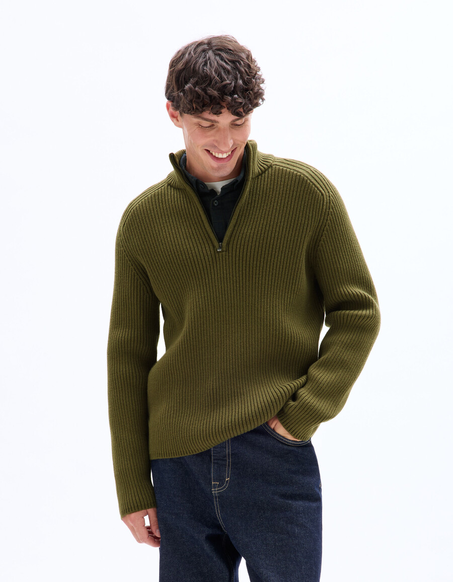 gerippter strickpullover mit trucker-ausschnitt
