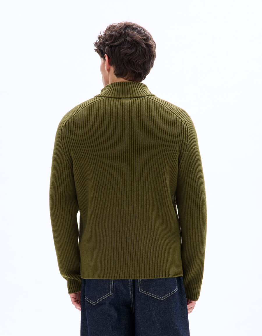 gerippter strickpullover mit trucker-ausschnitt