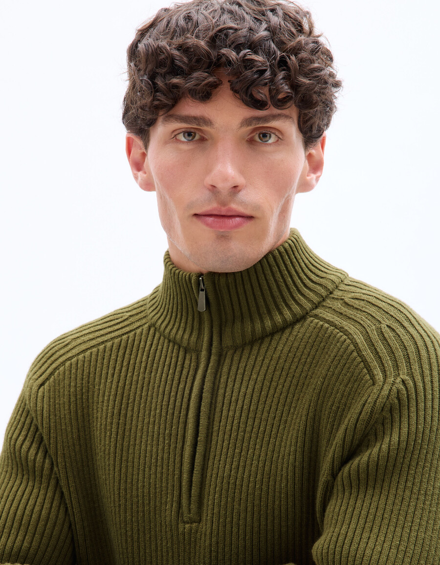 gerippter strickpullover mit trucker-ausschnitt