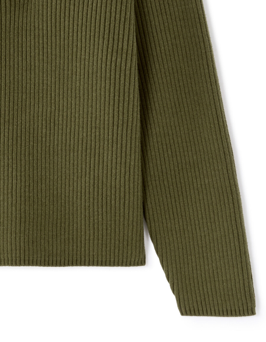 gerippter strickpullover mit trucker-ausschnitt