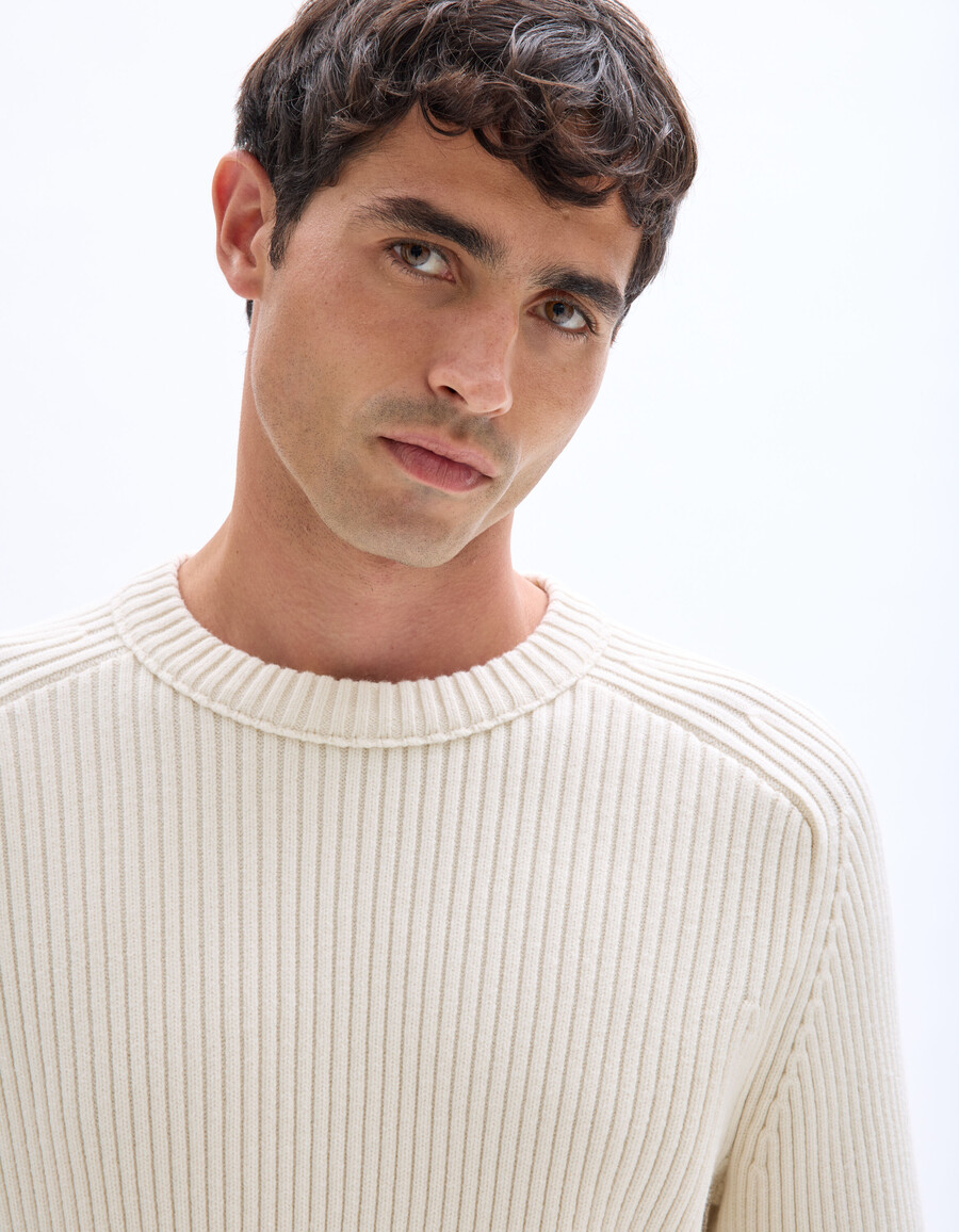 gerippter strickpullover mit rundhalsausschnitt