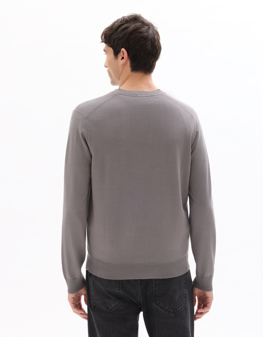 schlichter v-ausschnitt-pullover aus feinstrick