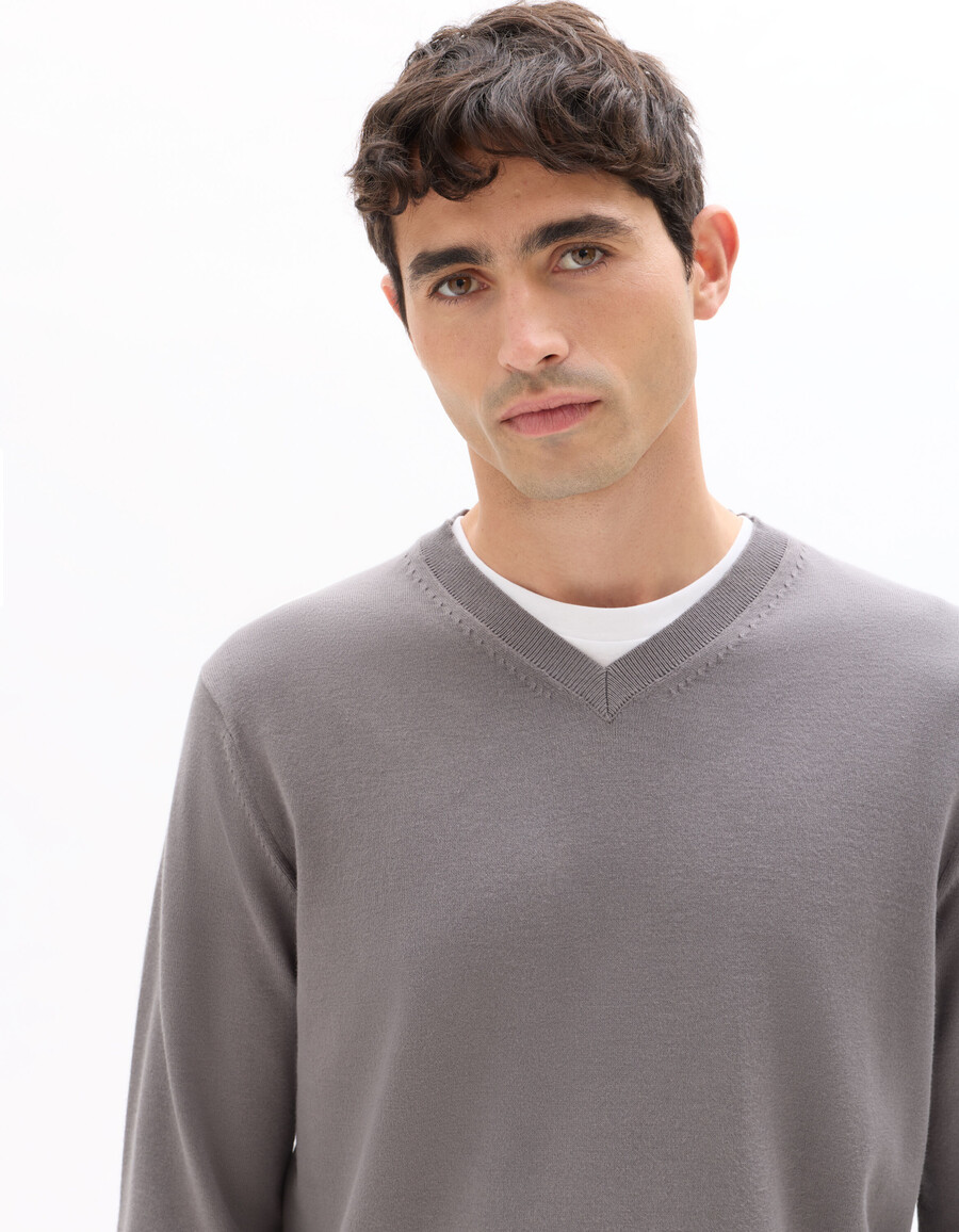 schlichter v-ausschnitt-pullover aus feinstrick