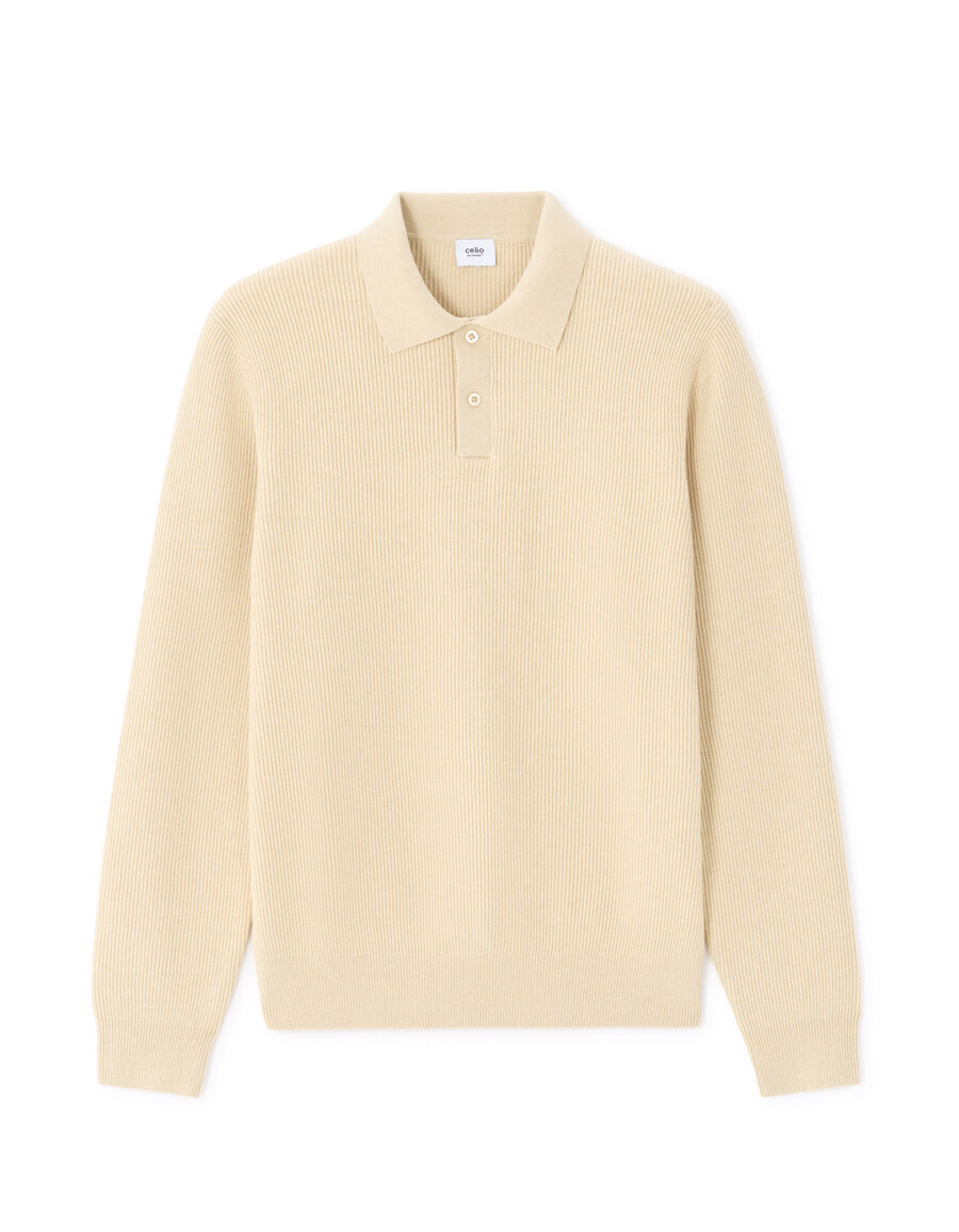 beigefarbener pullover mit rippstrickkragen und polokragen