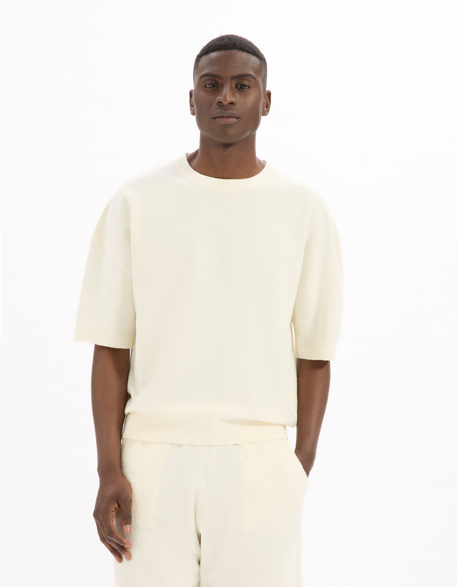 kastenförmiges bouclé-strick-t-shirt mit rundhalsausschnitt