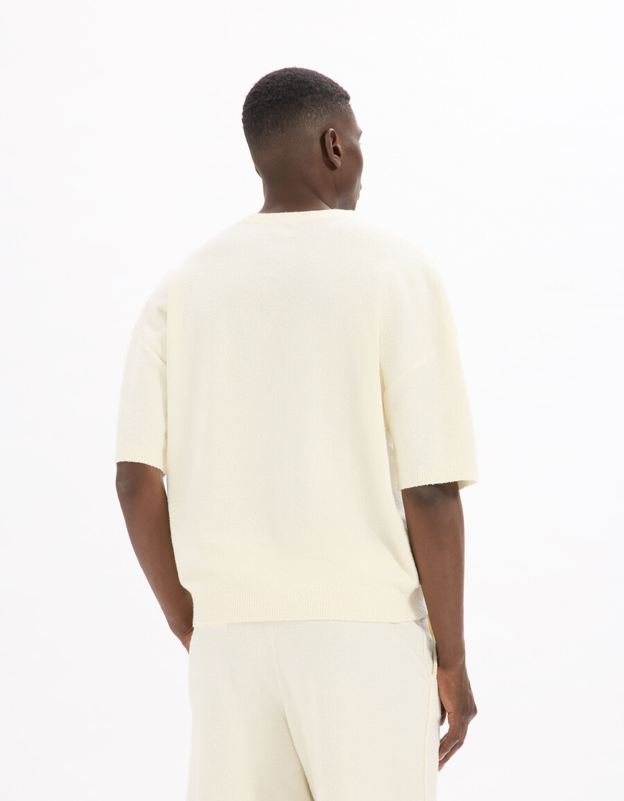 kastenförmiges bouclé-strick-t-shirt mit rundhalsausschnitt