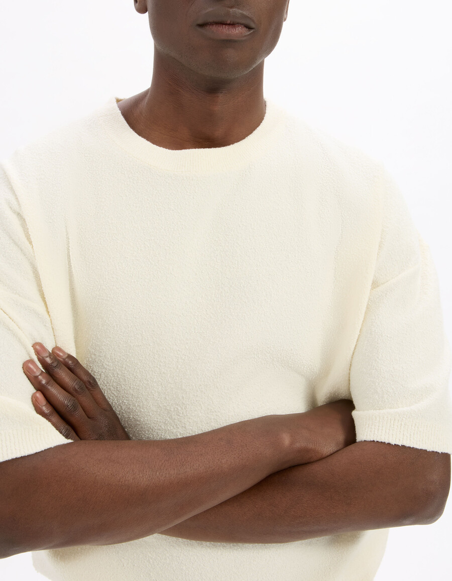 kastenförmiges bouclé-strick-t-shirt mit rundhalsausschnitt