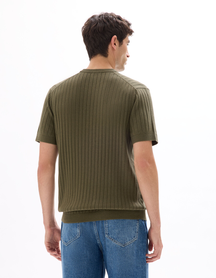 reguläres strick-t-shirt mit rundhalsausschnitt